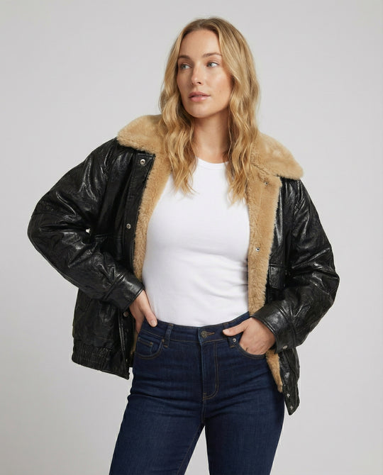Oversize-Lackblouson mit Teddykragen, verdeckter Druckknopffront und kastiger Silhouette R&B
