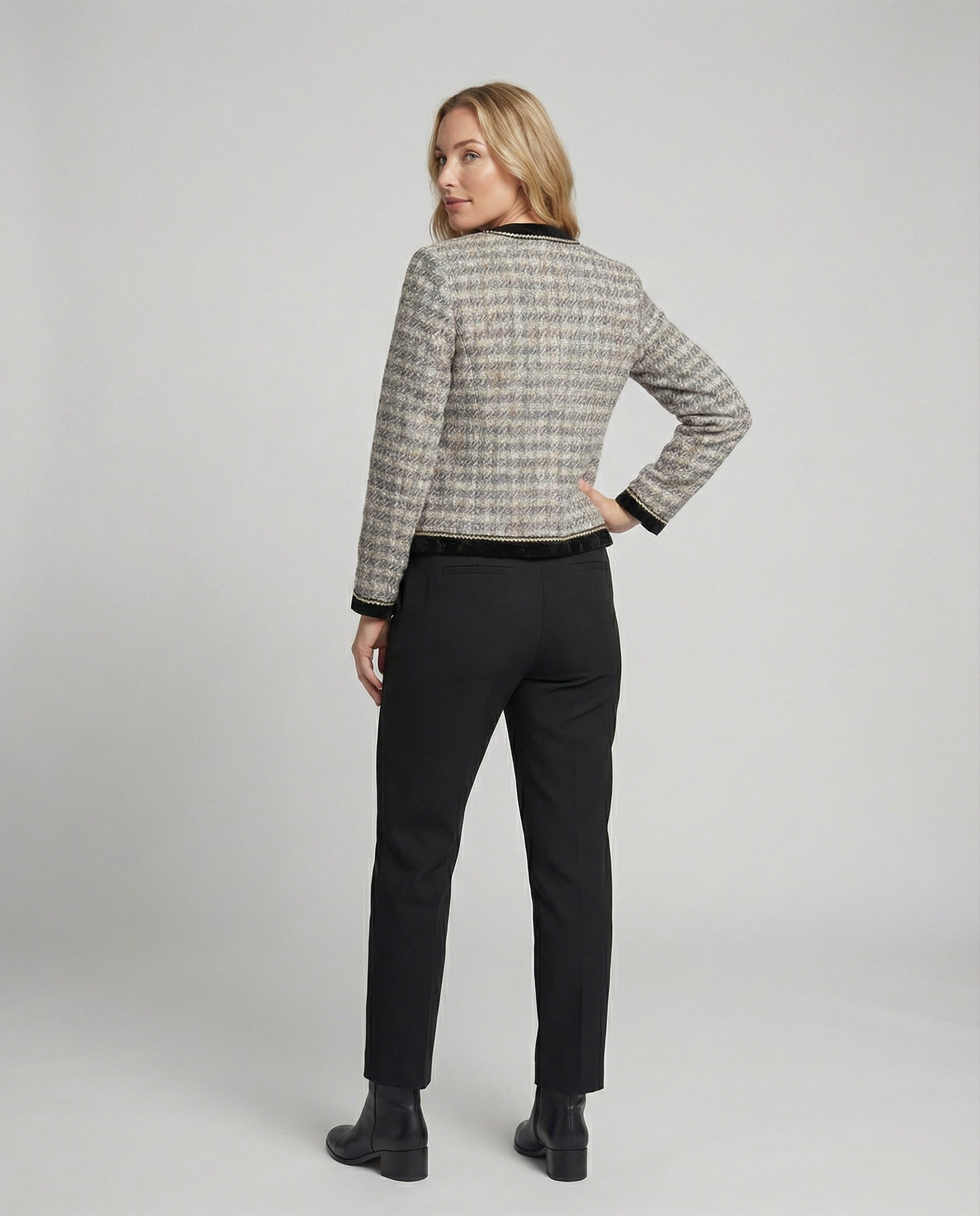Tweed-Blazer im Bouclé-Look mit Samtbesatz und schlanker Anzughose R&B