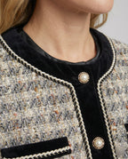 Tweed-Blazer im Bouclé-Look mit Samtbesatz und schlanker Anzughose R&B