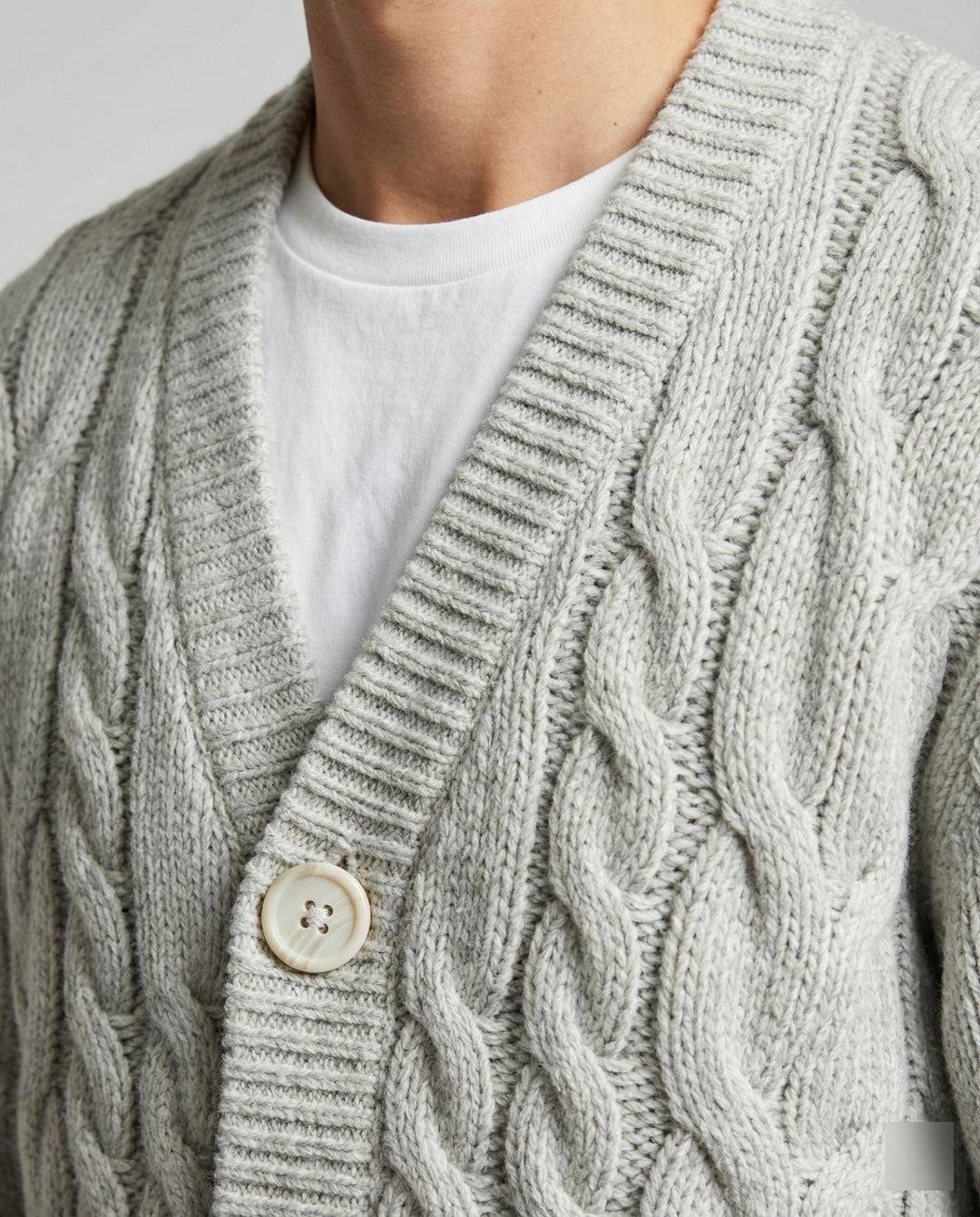Zopfmuster-Cardigan im Blousonstil mit spitz zulaufendem Saum und tiefem V-Ausschnitt R&B
