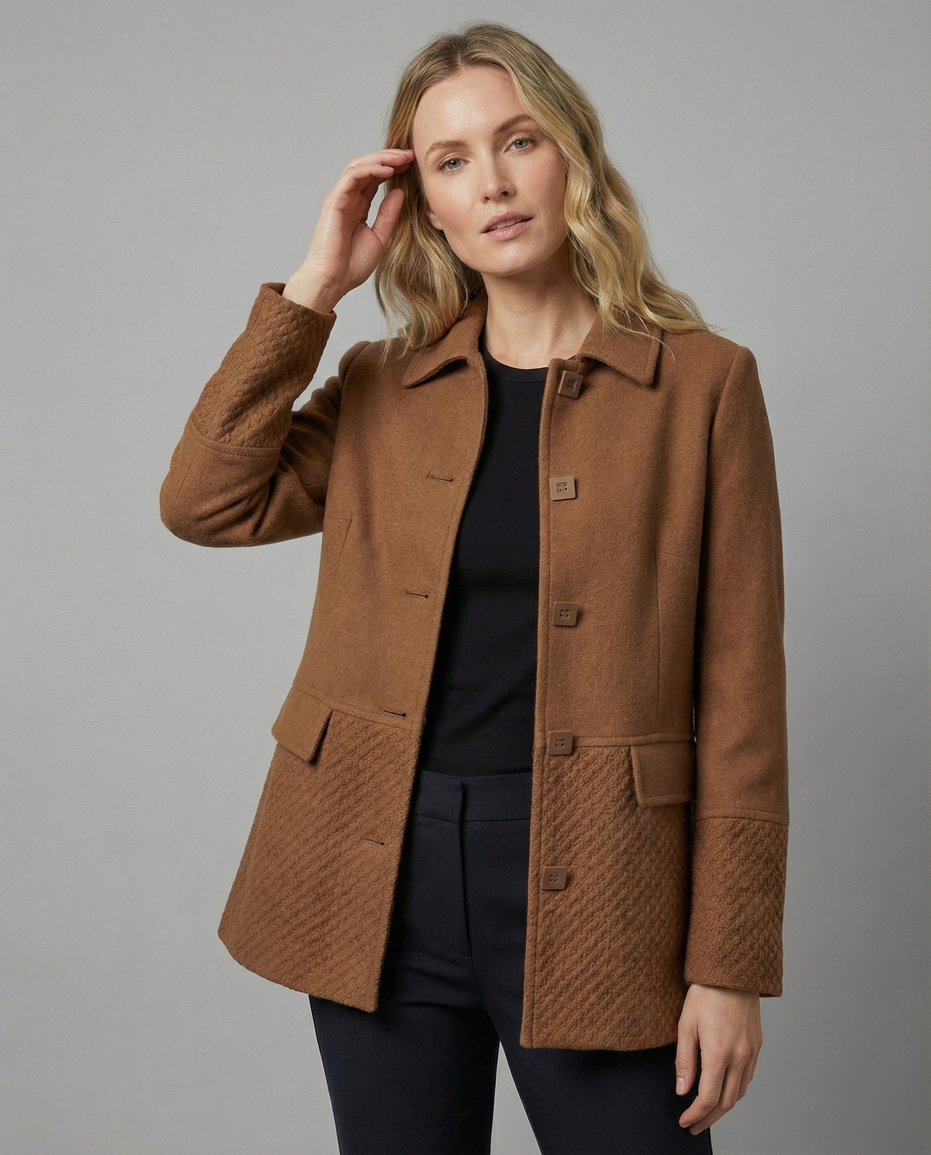 Elegante Wolljacke mit übergroßem Kragen, weiter Schnitt und diagonaler Strickstruktur R&B