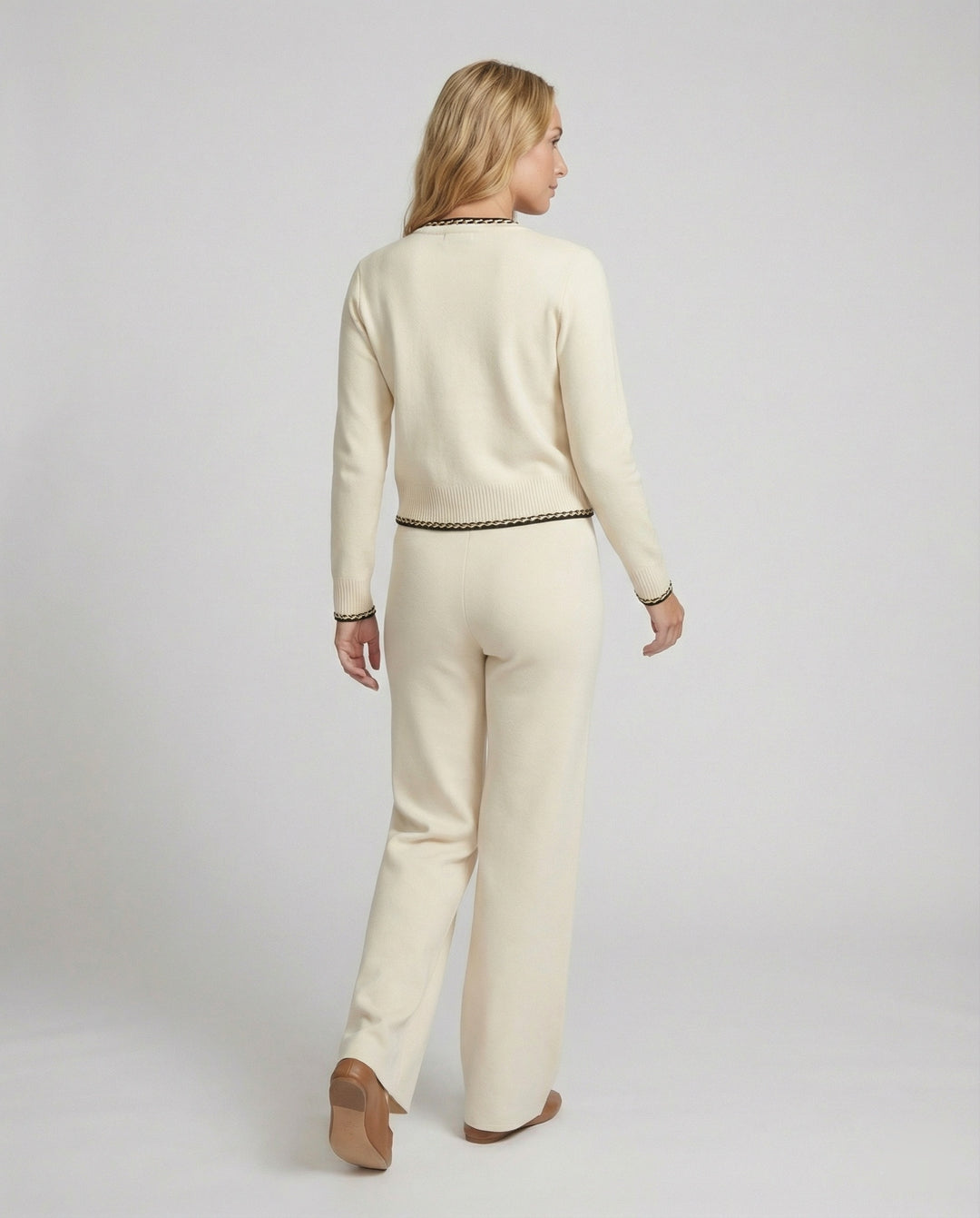 Elegantes zweiteiliges Strickensemble mit tailliertem Kurzcardigan, Zierknopfleiste und hochgeschnittener Marlenehose R&B