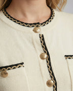 Elegantes zweiteiliges Strickensemble mit tailliertem Kurzcardigan, Zierknopfleiste und hochgeschnittener Marlenehose R&B