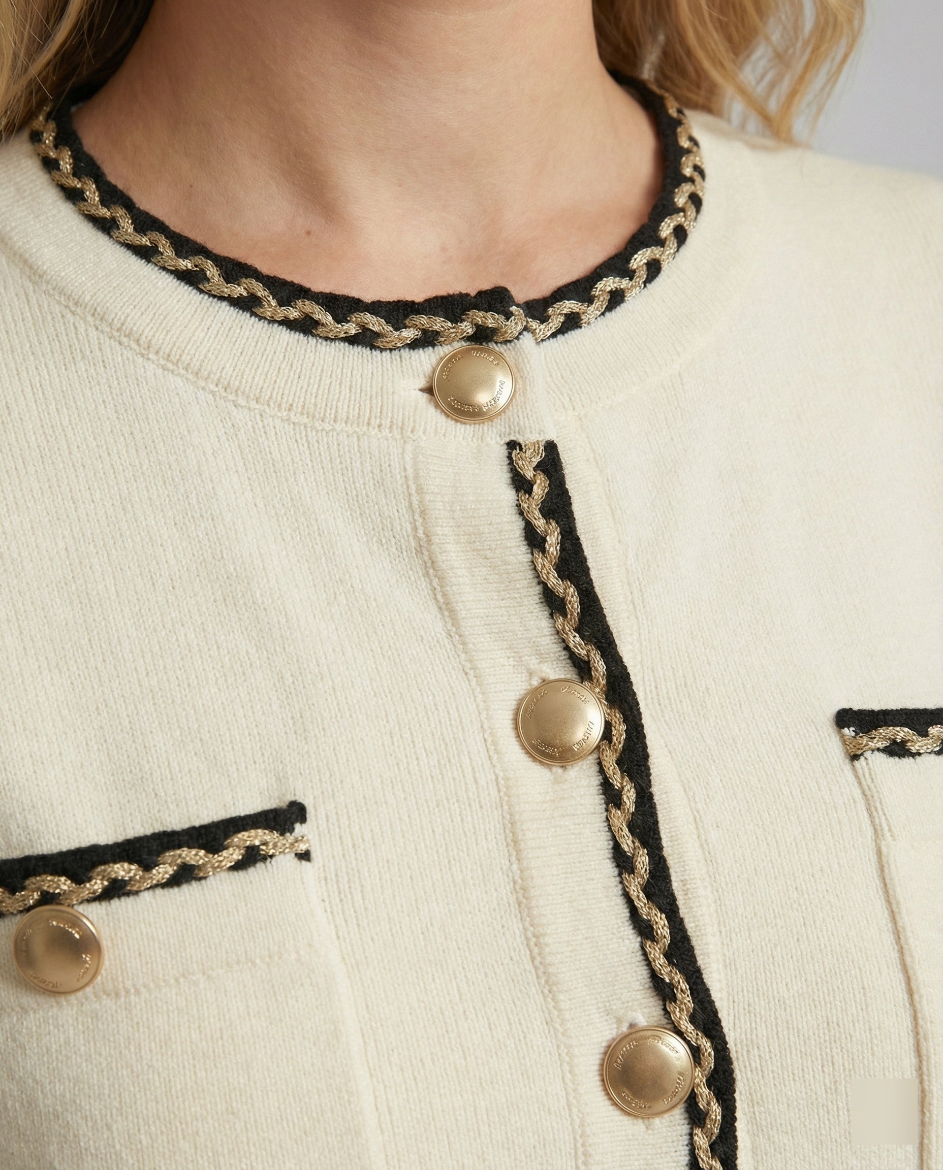 Elegantes zweiteiliges Strickensemble mit tailliertem Kurzcardigan, Zierknopfleiste und hochgeschnittener Marlenehose R&B