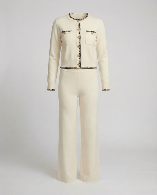 Elegantes zweiteiliges Strickensemble mit tailliertem Kurzcardigan, Zierknopfleiste und hochgeschnittener Marlenehose R&B