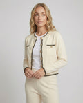 Elegantes zweiteiliges Strickensemble mit tailliertem Kurzcardigan, Zierknopfleiste und hochgeschnittener Marlenehose R&B