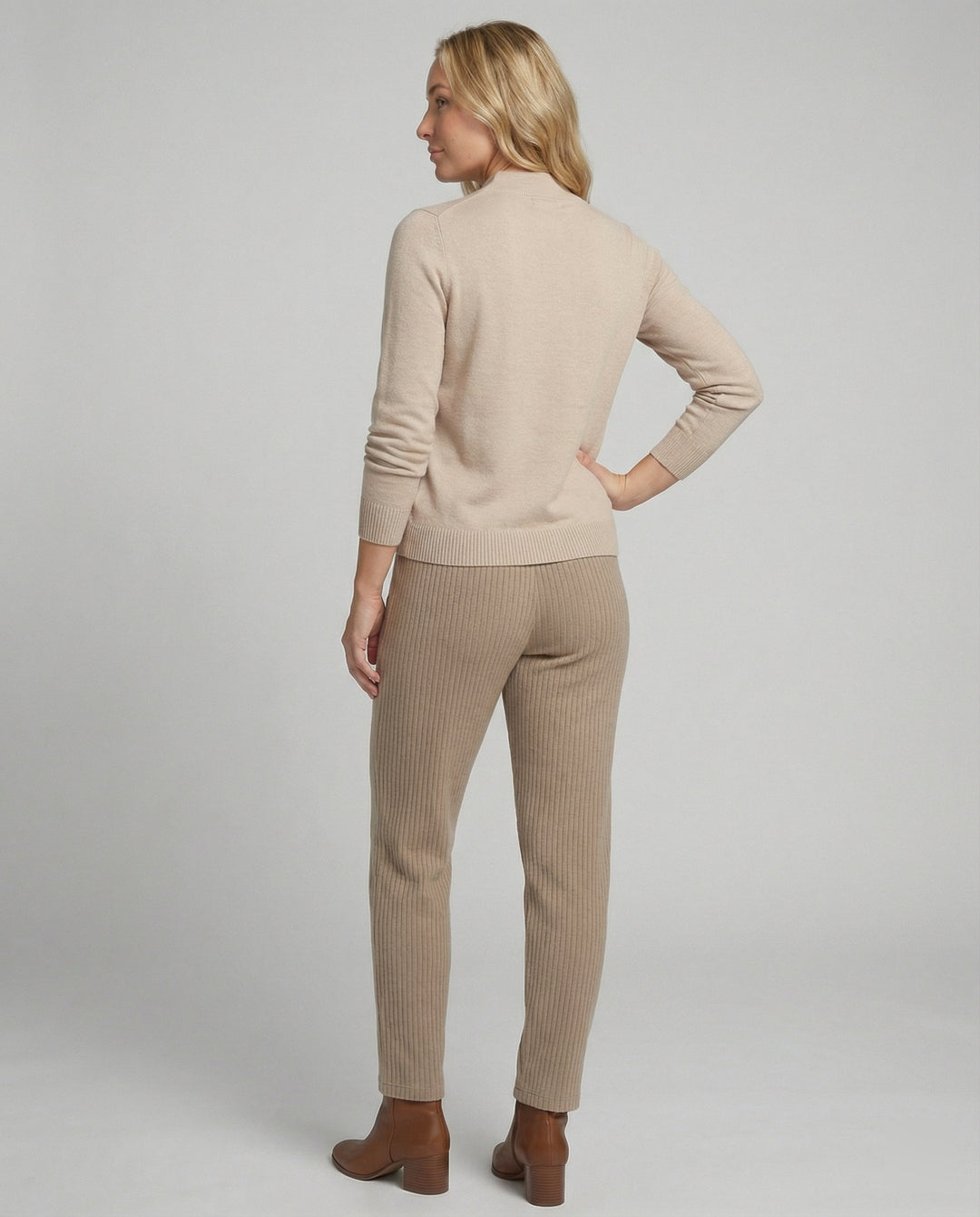 Feines Strickensemble mit Stehkragenpullover und komfortabler Elastikbundhose R&B