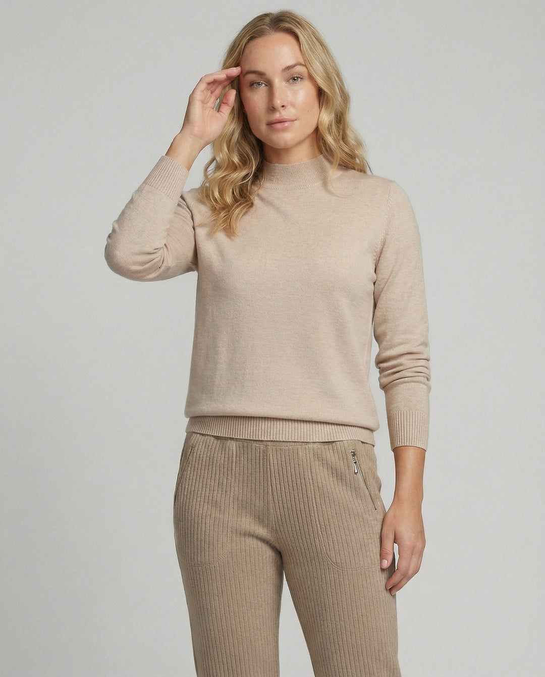 Feines Strickensemble mit Stehkragenpullover und komfortabler Elastikbundhose R&B