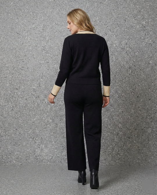 Feines Strickensemble mit V-Ausschnitt-Cardigan, hochtaillierter Culotte-Hose und Zierknöpfen R&B