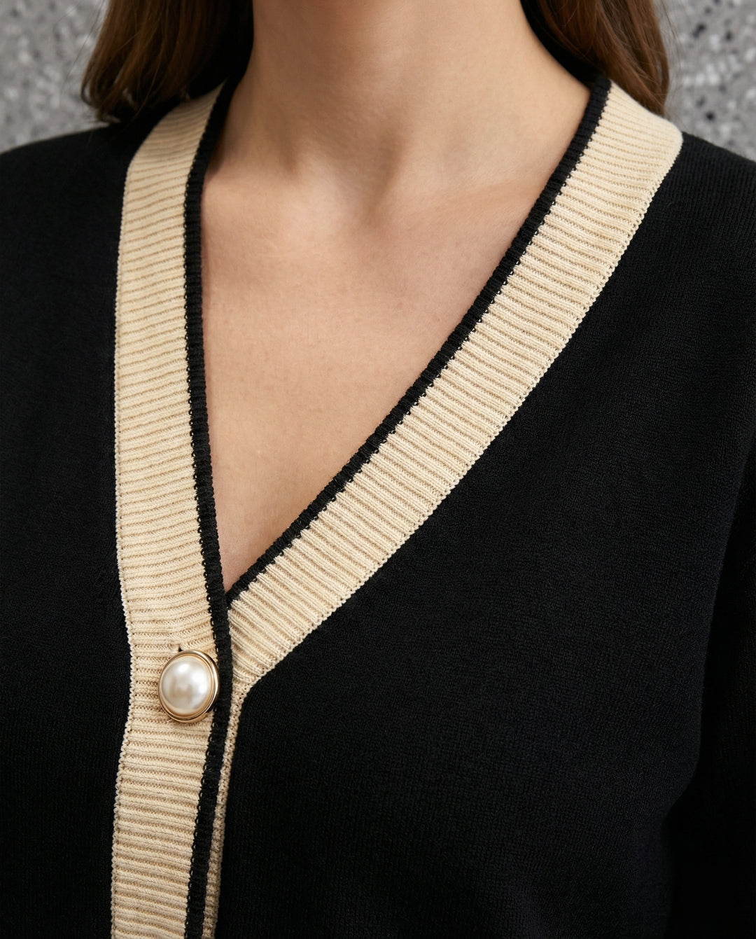 Feines Strickensemble mit V-Ausschnitt-Cardigan, hochtaillierter Culotte-Hose und Zierknöpfen R&B