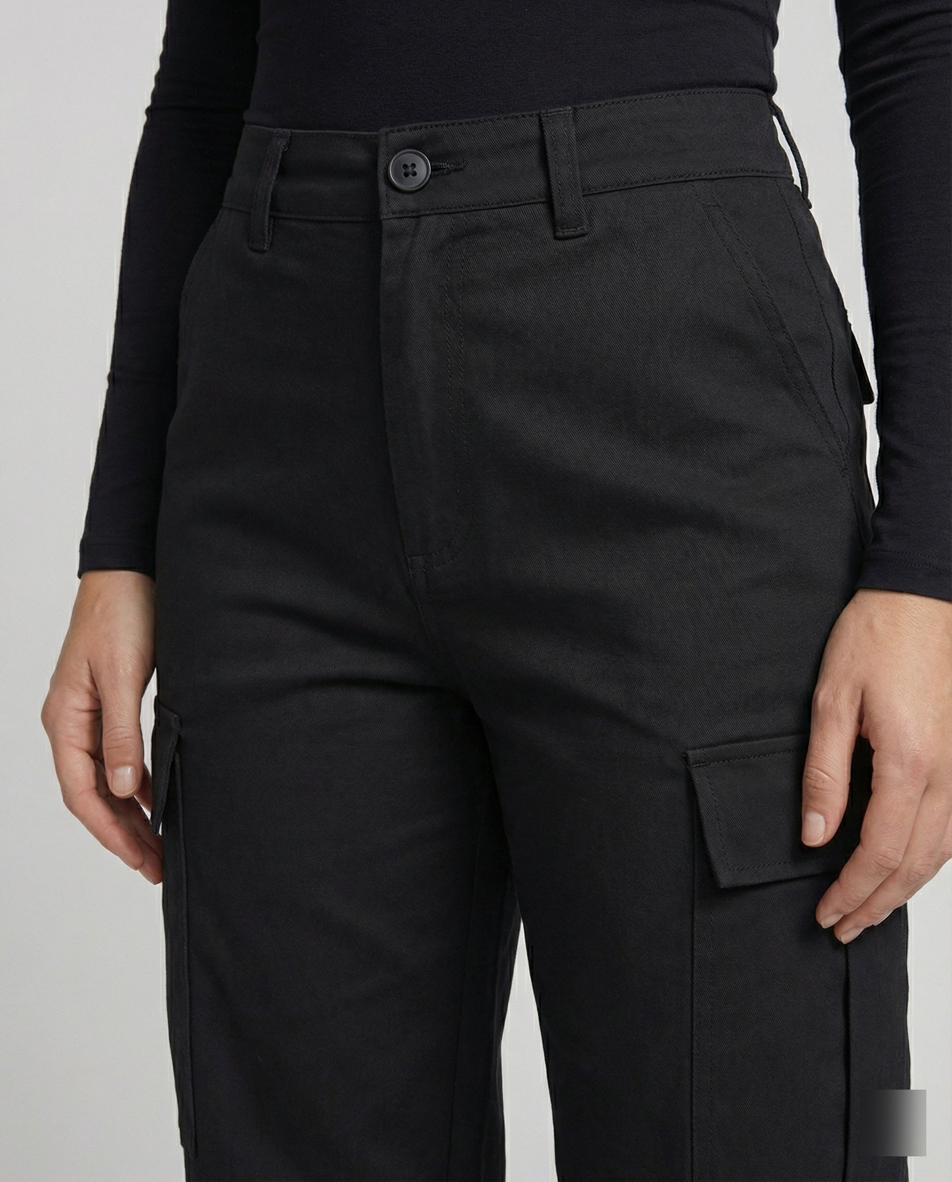 Gerade geschnittene Cargohose im Arbeitslook mit tiefem Schritt, Knie-Teilungsnaht und großen Klappentaschen R&B