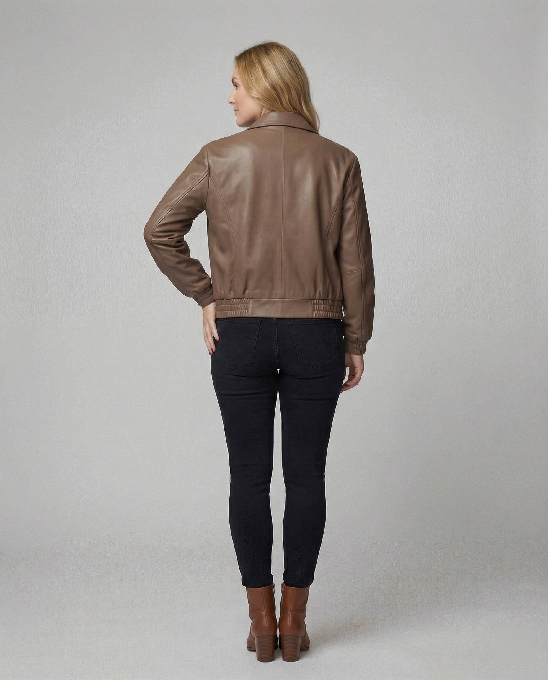 Kurze Lederblousonjacke mit Hemdkragen, verdecktem Reißverschluss und elastischen Bündchen R&B