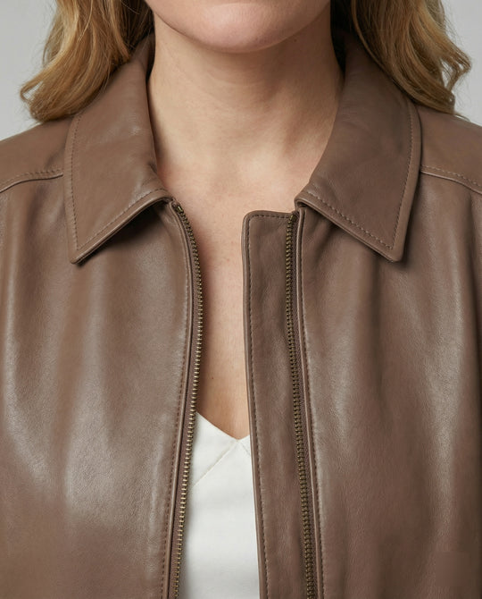 Kurze Lederblousonjacke mit Hemdkragen, verdecktem Reißverschluss und elastischen Bündchen R&B