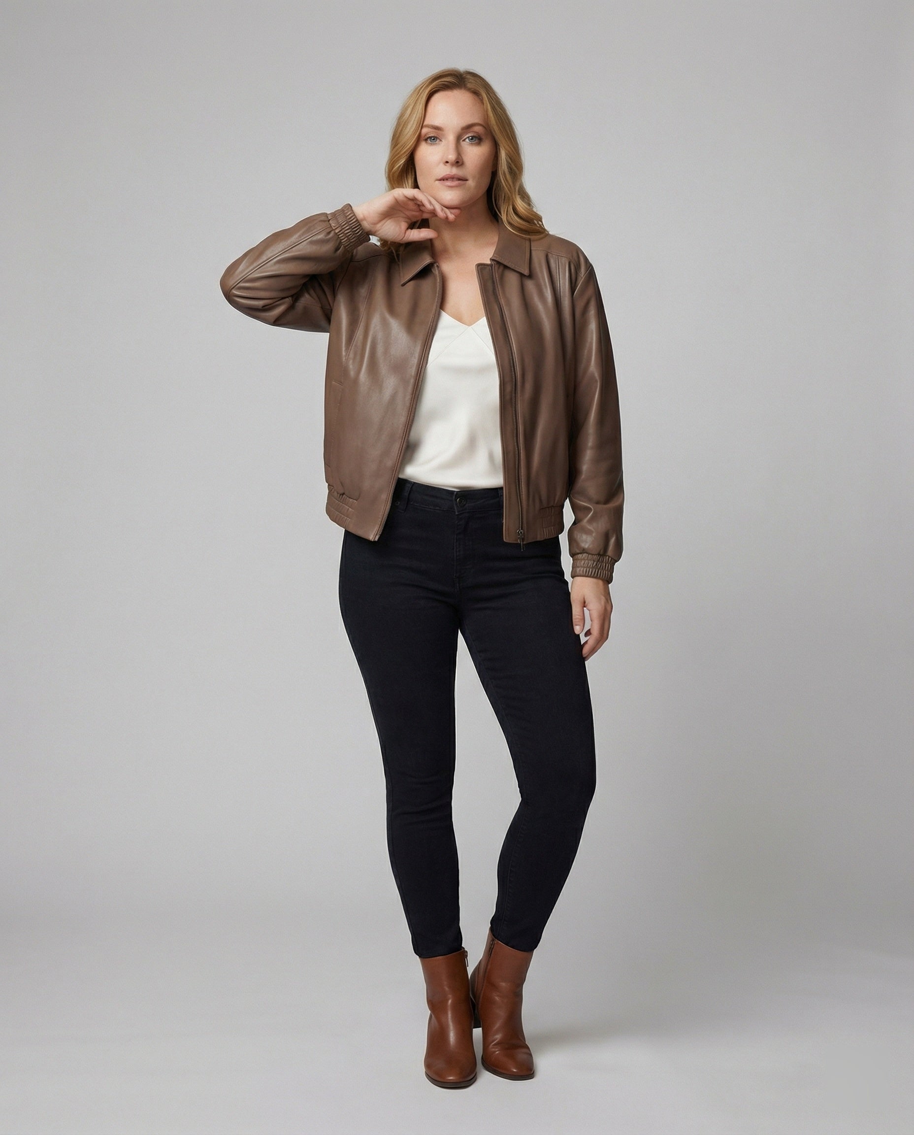 Kurze Lederblousonjacke mit Hemdkragen, verdecktem Reißverschluss und elastischen Bündchen R&B