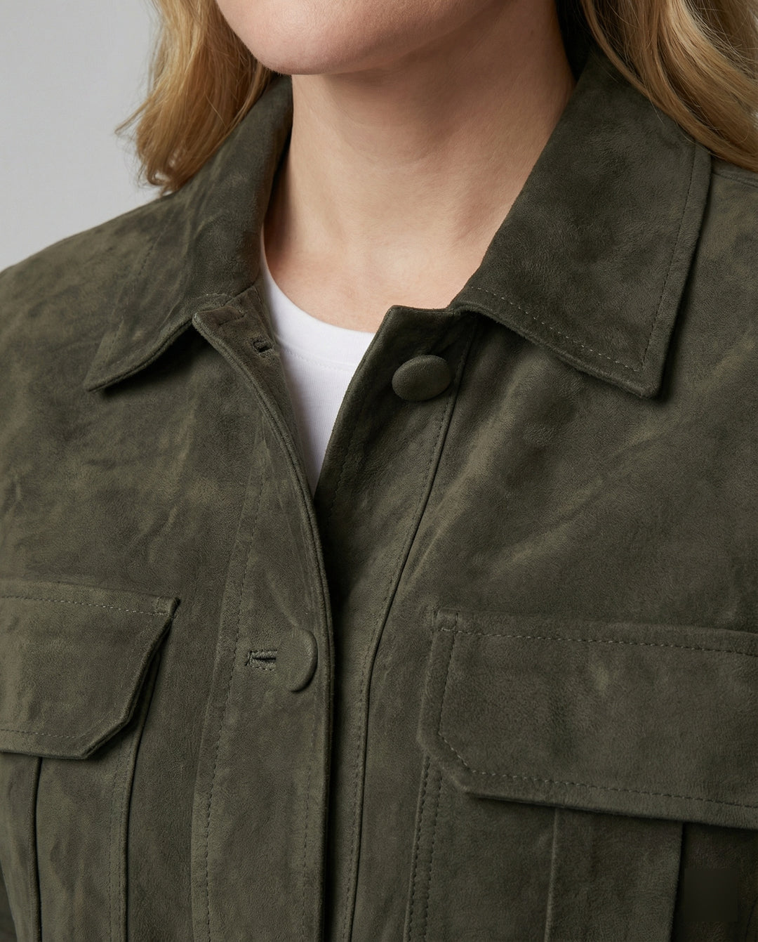 Kurze Velourslederjacke im Utility-Stil mit aufgesetzten Klappentaschen und bezogenen Knöpfen R&B