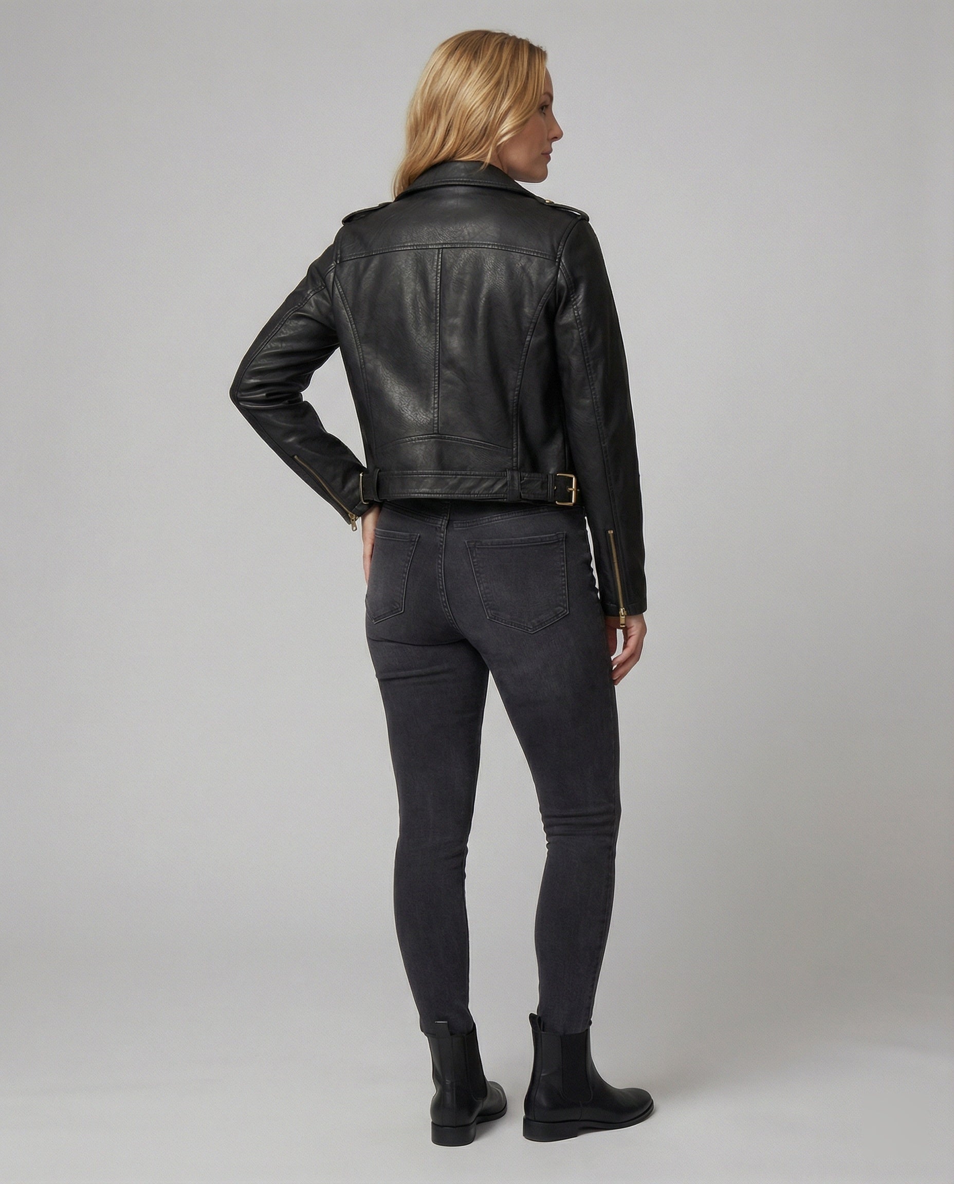 Kurze taillierte Biker-Lederjacke mit Reverskragen und Taillengürtel R&B