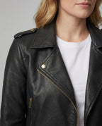 Kurze taillierte Biker-Lederjacke mit Reverskragen und Taillengürtel R&B