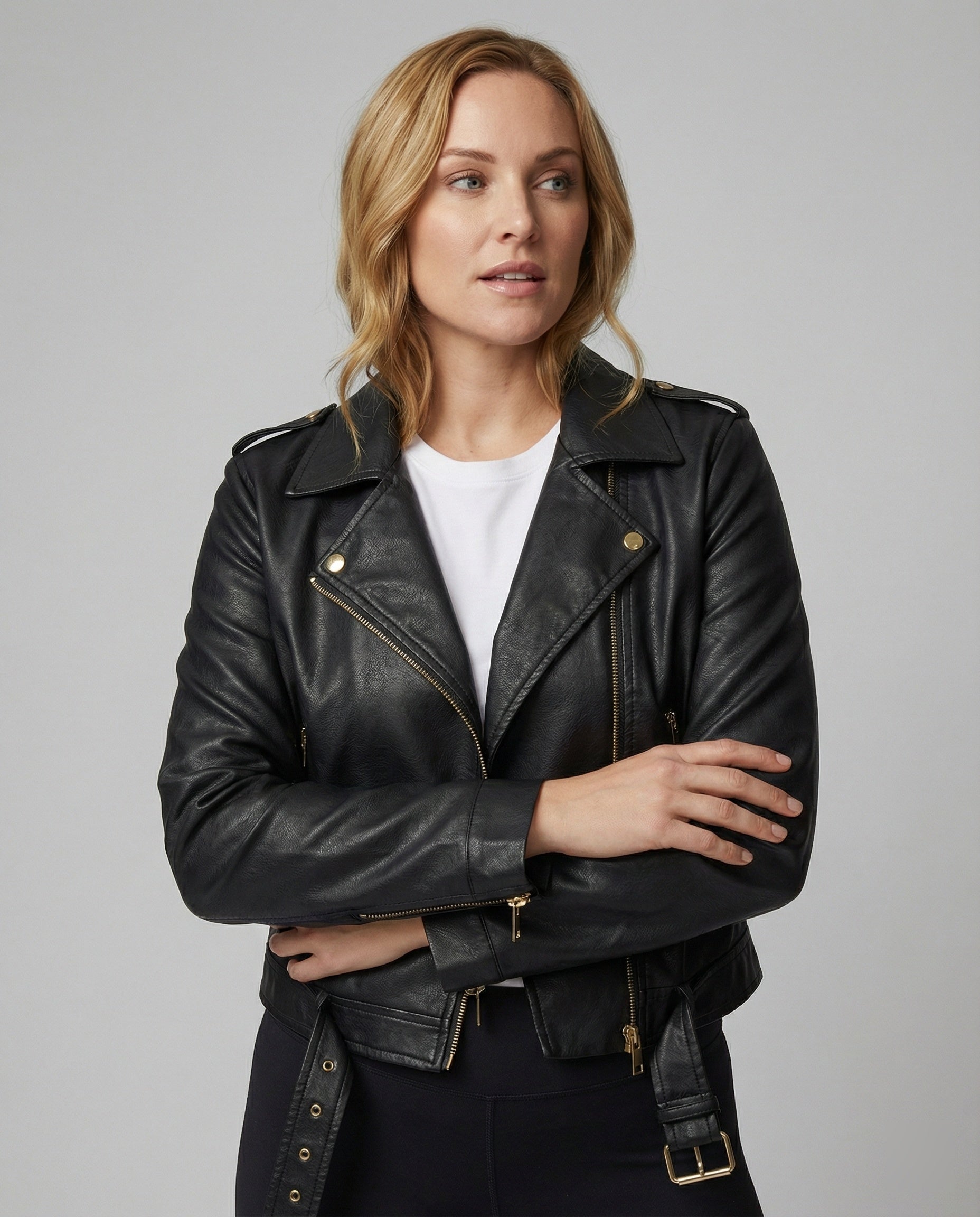Kurze taillierte Biker-Lederjacke mit Reverskragen und Taillengürtel R&B