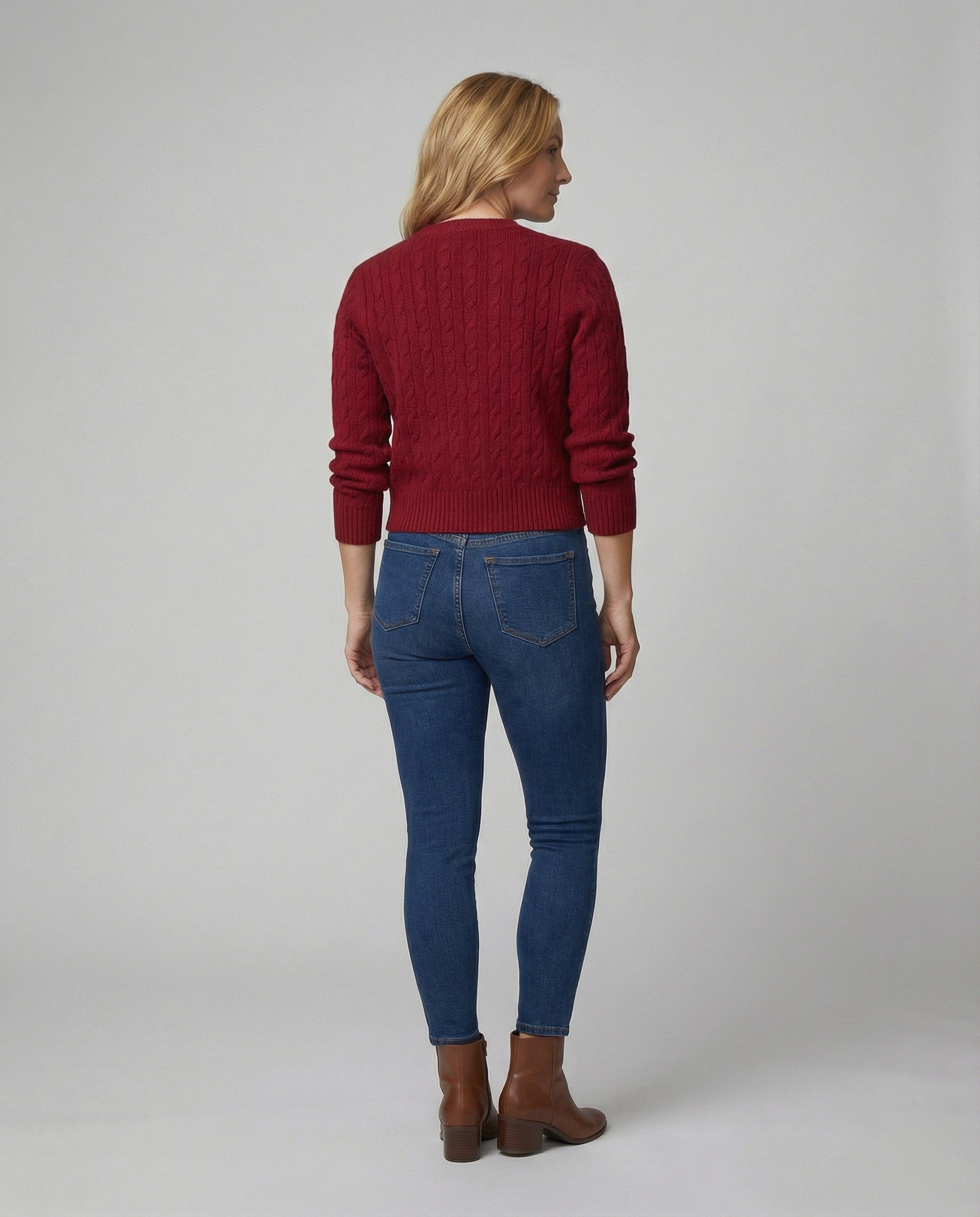 Kurzgeschnittene Zopfmuster-Strickjacke mit Rundhalsausschnitt und Rippenbund R&B