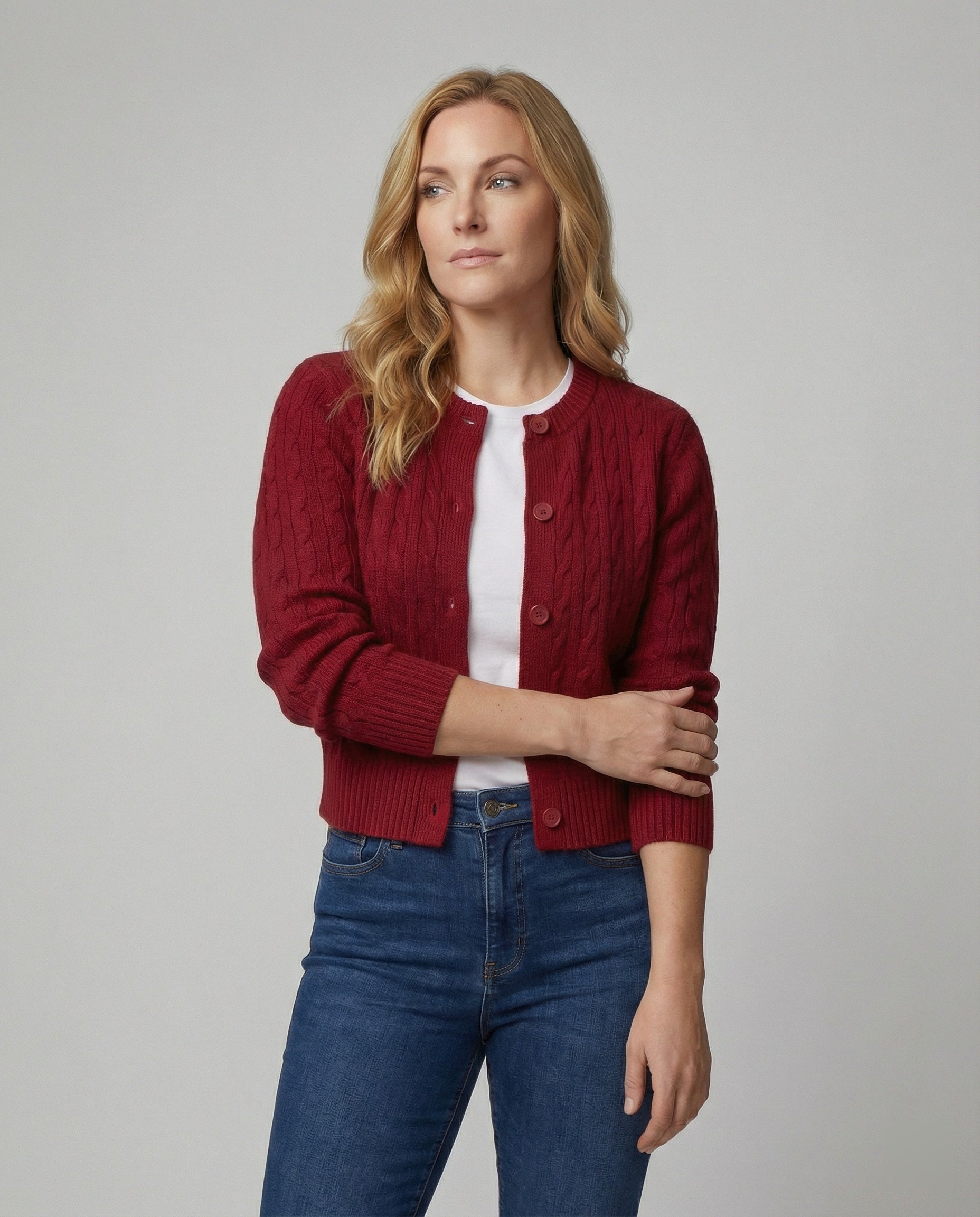 Kurzgeschnittene Zopfmuster-Strickjacke mit Rundhalsausschnitt und Rippenbund R&B