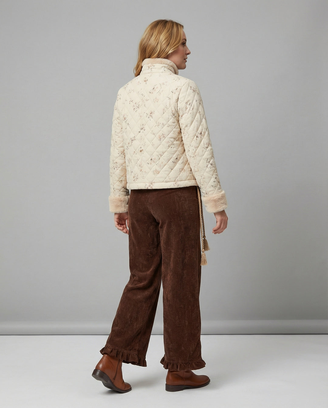 Kuscheliges Winter-Loungewear-Ensemble mit plüschgefütterter Kurzjacke, weiten Kimonoärmeln und fließender Samthose R&B