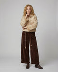 Kuscheliges Winter-Loungewear-Ensemble mit plüschgefütterter Kurzjacke, weiten Kimonoärmeln und fließender Samthose R&B