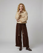 Kuscheliges Winter-Loungewear-Ensemble mit plüschgefütterter Kurzjacke, weiten Kimonoärmeln und fließender Samthose R&B