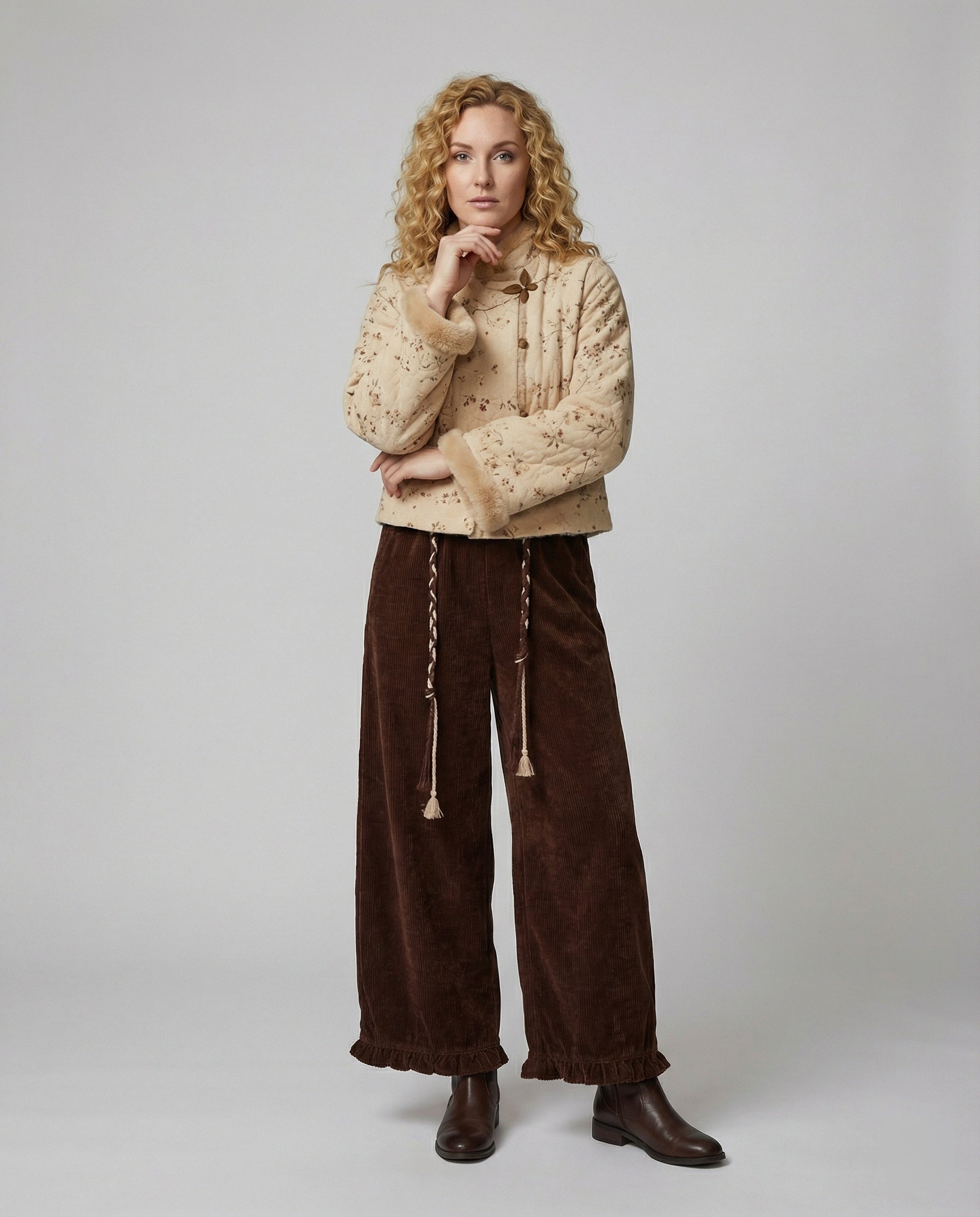 Kuscheliges Winter-Loungewear-Ensemble mit plüschgefütterter Kurzjacke, weiten Kimonoärmeln und fließender Samthose R&B
