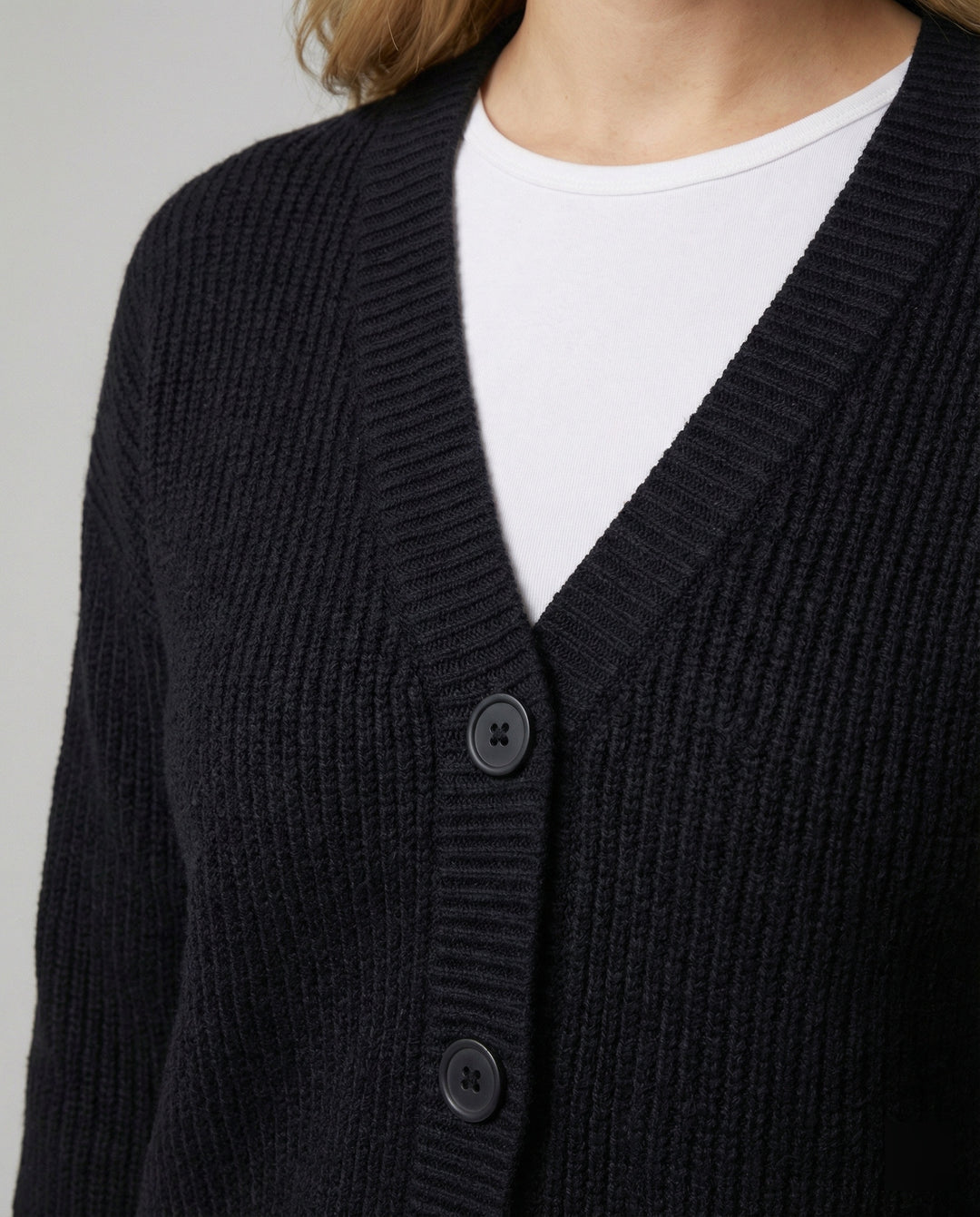 Lässiger Grobstrick-Cardigan mit tiefem V-Ausschnitt geripptem Knopfsteg und überschnittener Schulter R&B
