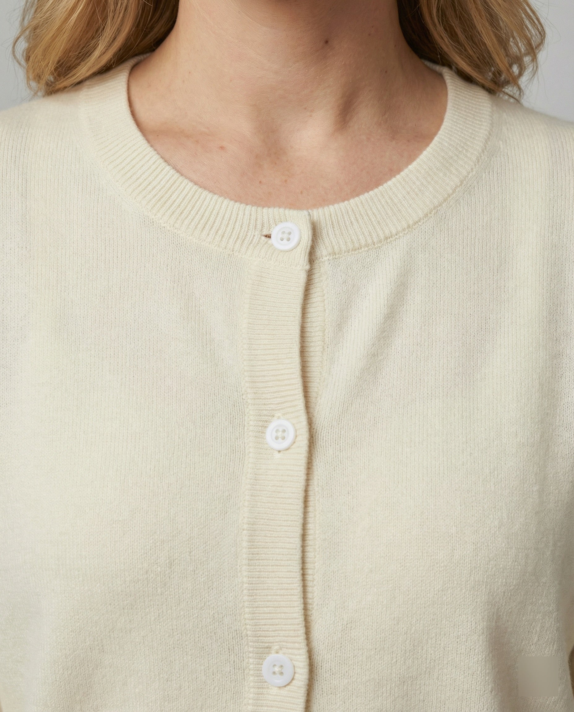 Leichte Feinstrick-Cardigan mit Rundhalsausschnitt, soften Rippbündchen und minimalistischer Knopfleiste R&B