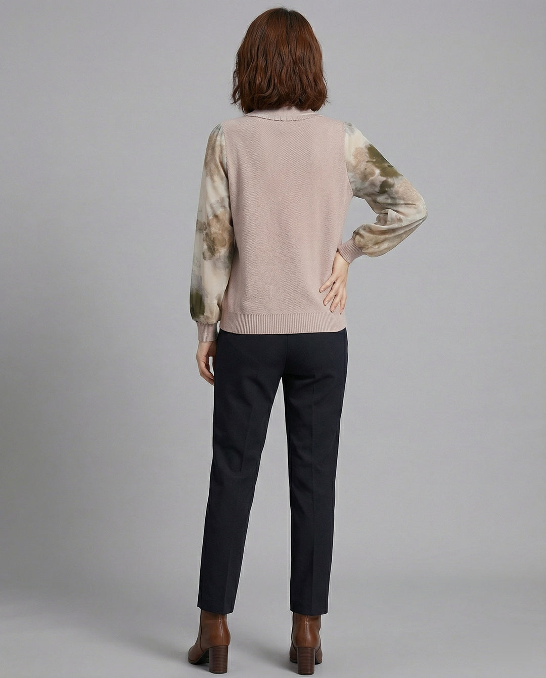 Leichter Strukturstrickpullover mit dekorativem Schleifenkragen, transparenten Chiffonärmeln und Schmuckbrosche R&B