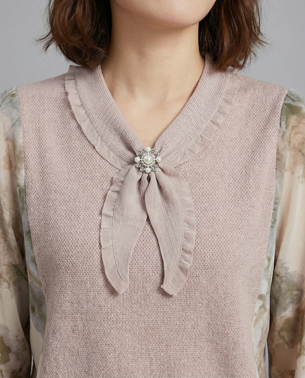 Leichter Strukturstrickpullover mit dekorativem Schleifenkragen, transparenten Chiffonärmeln und Schmuckbrosche R&B