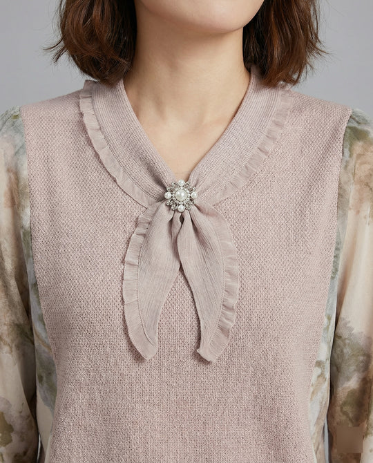 Leichter Strukturstrickpullover mit dekorativem Schleifenkragen, transparenten Chiffonärmeln und Schmuckbrosche R&B