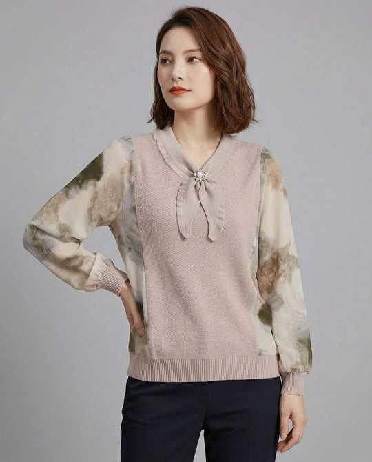 Leichter Strukturstrickpullover mit dekorativem Schleifenkragen, transparenten Chiffonärmeln und Schmuckbrosche R&B