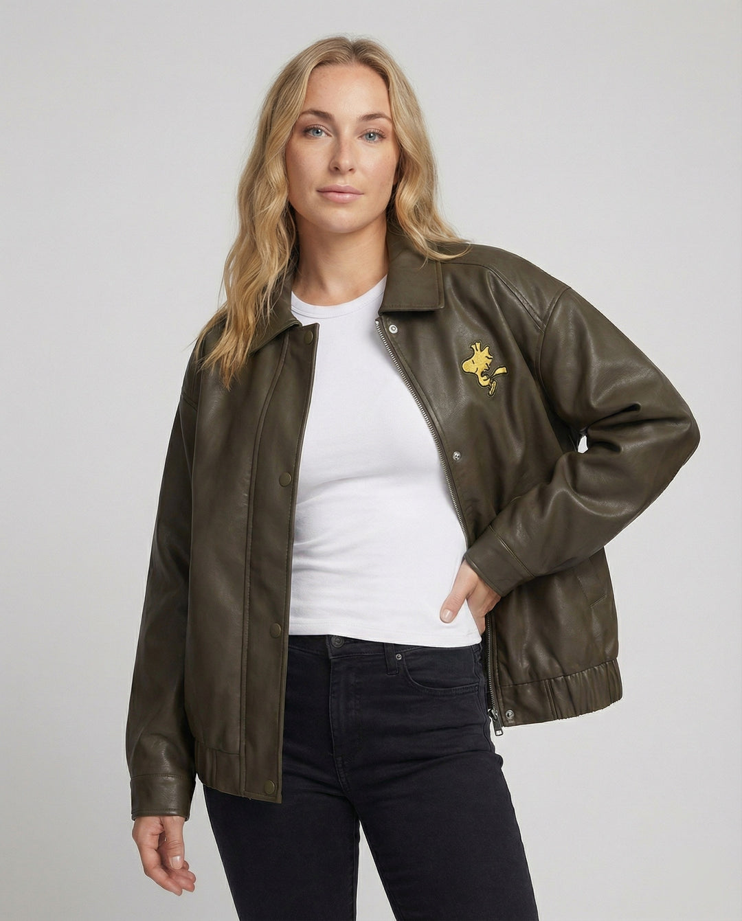 Lockere Kunstlederjacke im Bomberstil mit gesticktem Rückenmotiv, Druckknopfverschluss und elastischem Saum R&B