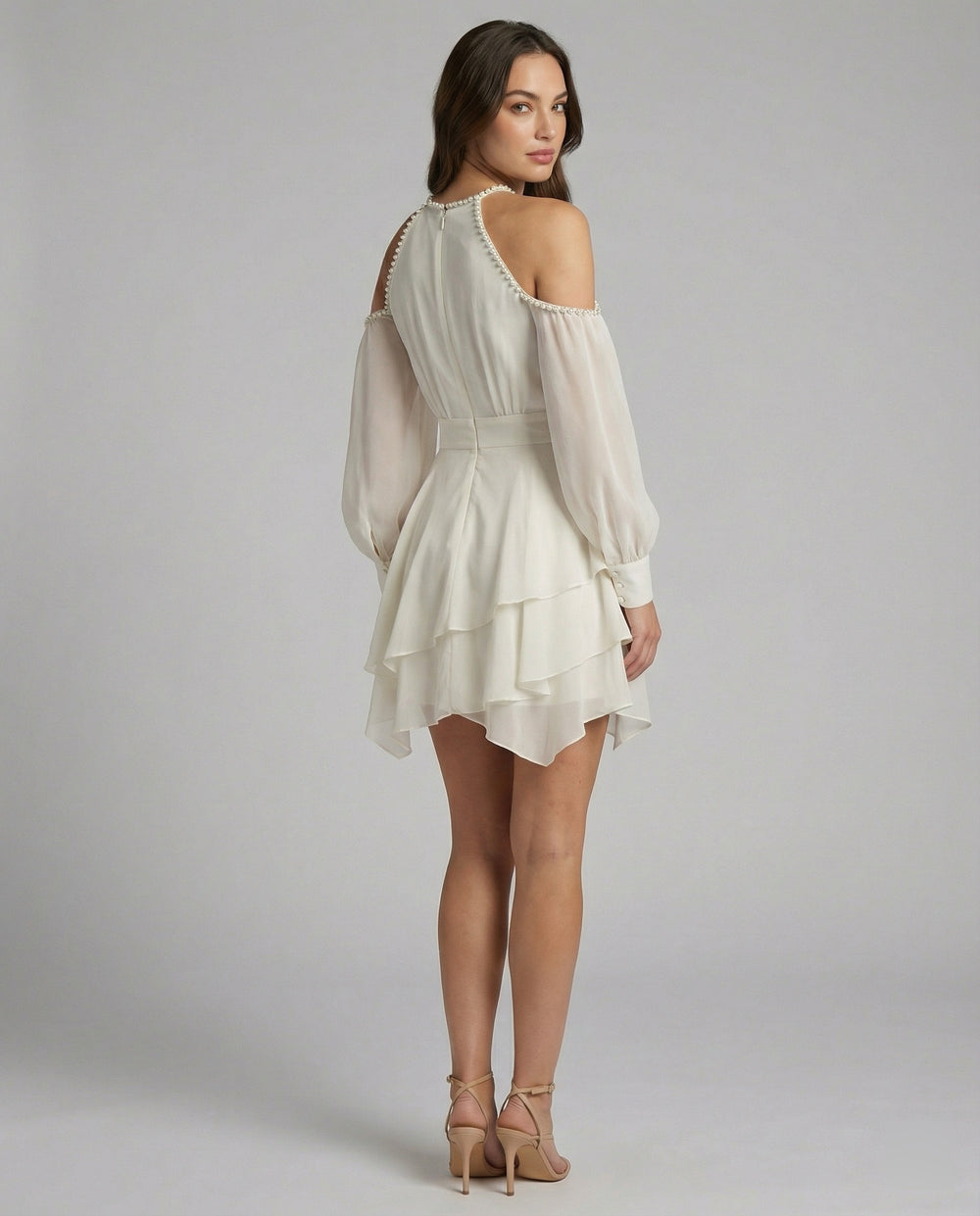 Schulterfreies Chiffon-Minikleid mit Halterhalsausschnitt, Ballonärmeln und gestuftem Volantrock R&B