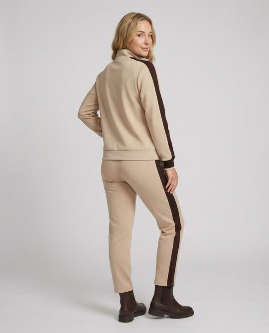 Sportlich-elegantes Freizeitset mit Stehkragen-Reißjacke, kontrastierenden Seitenstreifen und gerader Komforthose R&B
