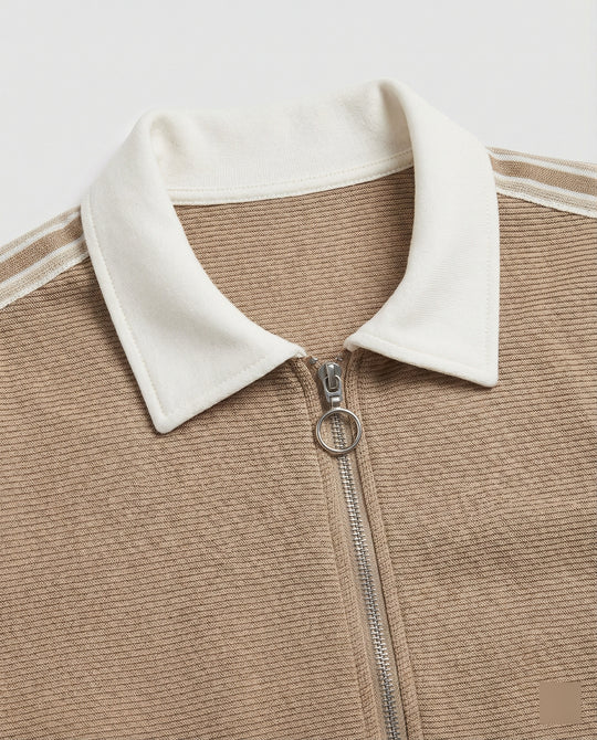 Sportlich-elegantes Strick-Ensemble mit Reißverschlussjacke, Pattentaschen, Kontrastkragen und weitem Hosenbein R&B