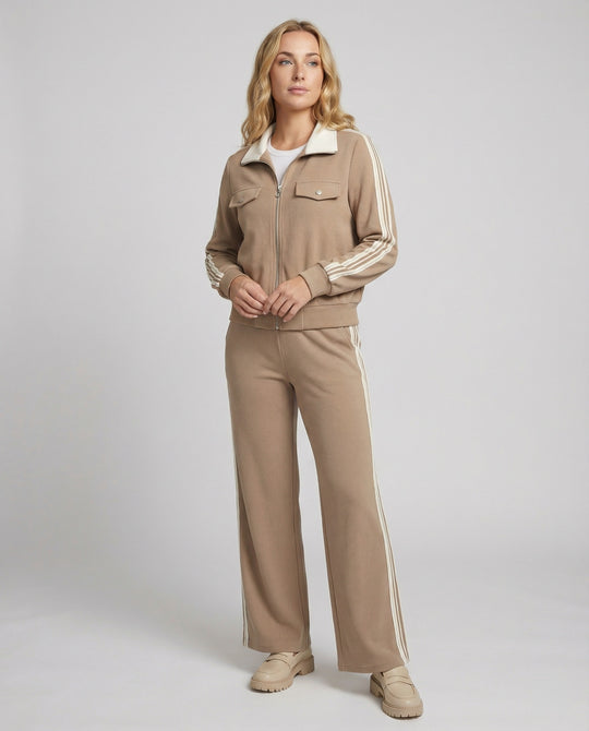 Sportlich-elegantes Strick-Ensemble mit Reißverschlussjacke, Pattentaschen, Kontrastkragen und weitem Hosenbein R&B