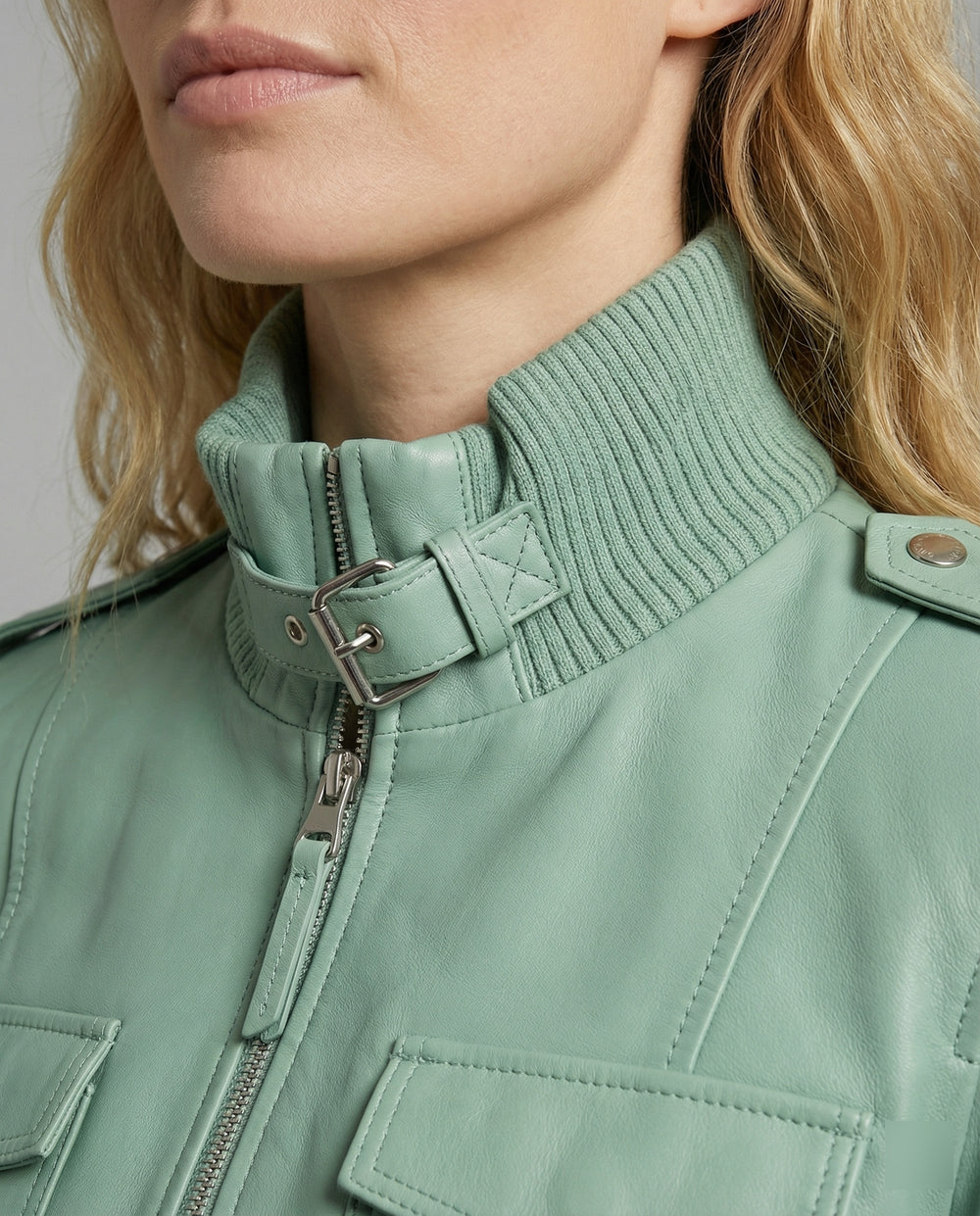 Kurzblousonjacke mit hochschließendem Stehkragen und dekorativer Längssteppung R&B
