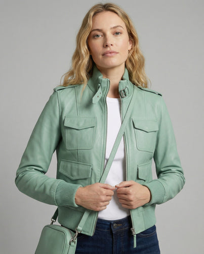Kurzblousonjacke mit hochschließendem Stehkragen und dekorativer Längssteppung R&B