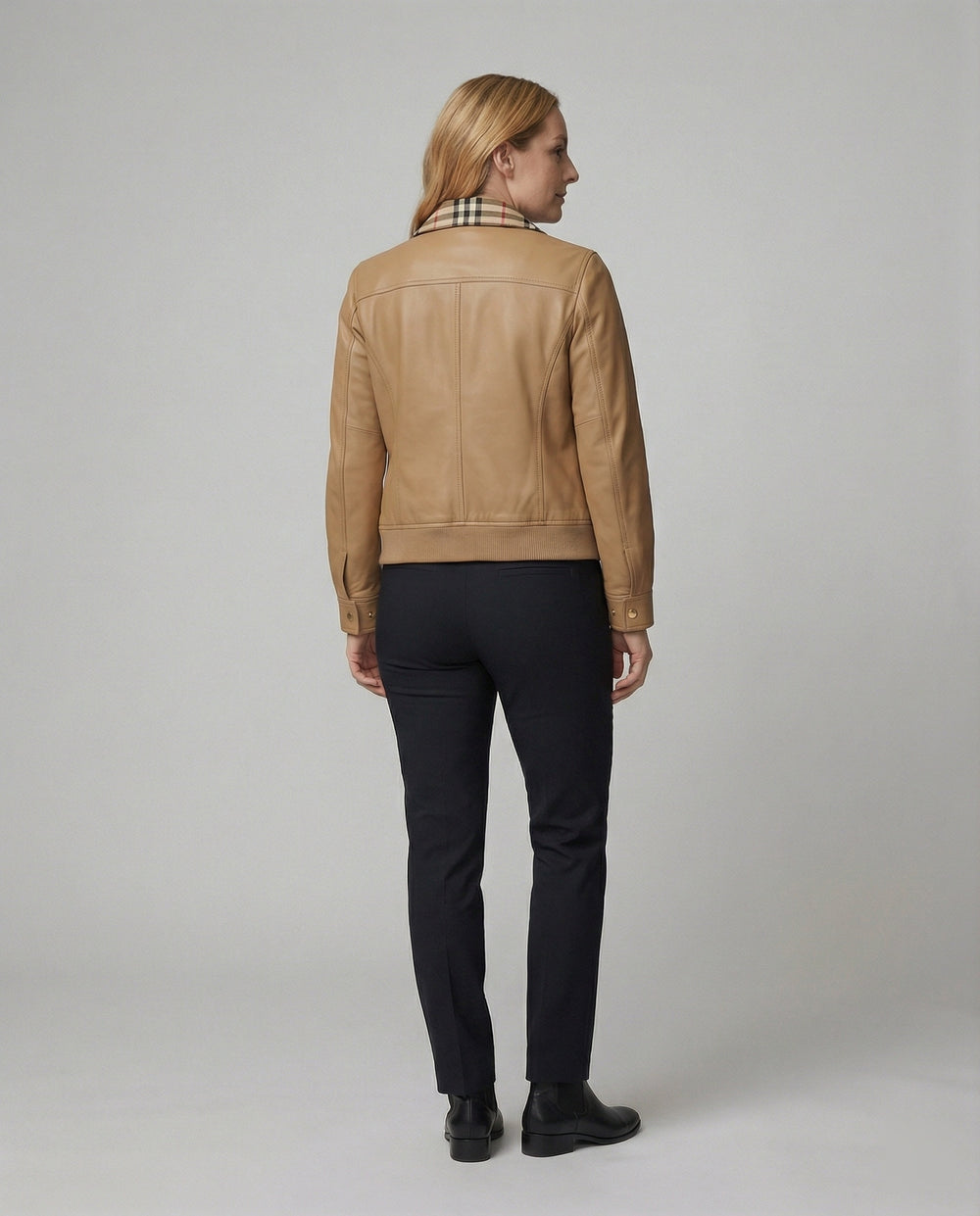 Taillierte Kurzjacke aus Kunstleder mit karierter Innenblende und Reißverschluss R&B