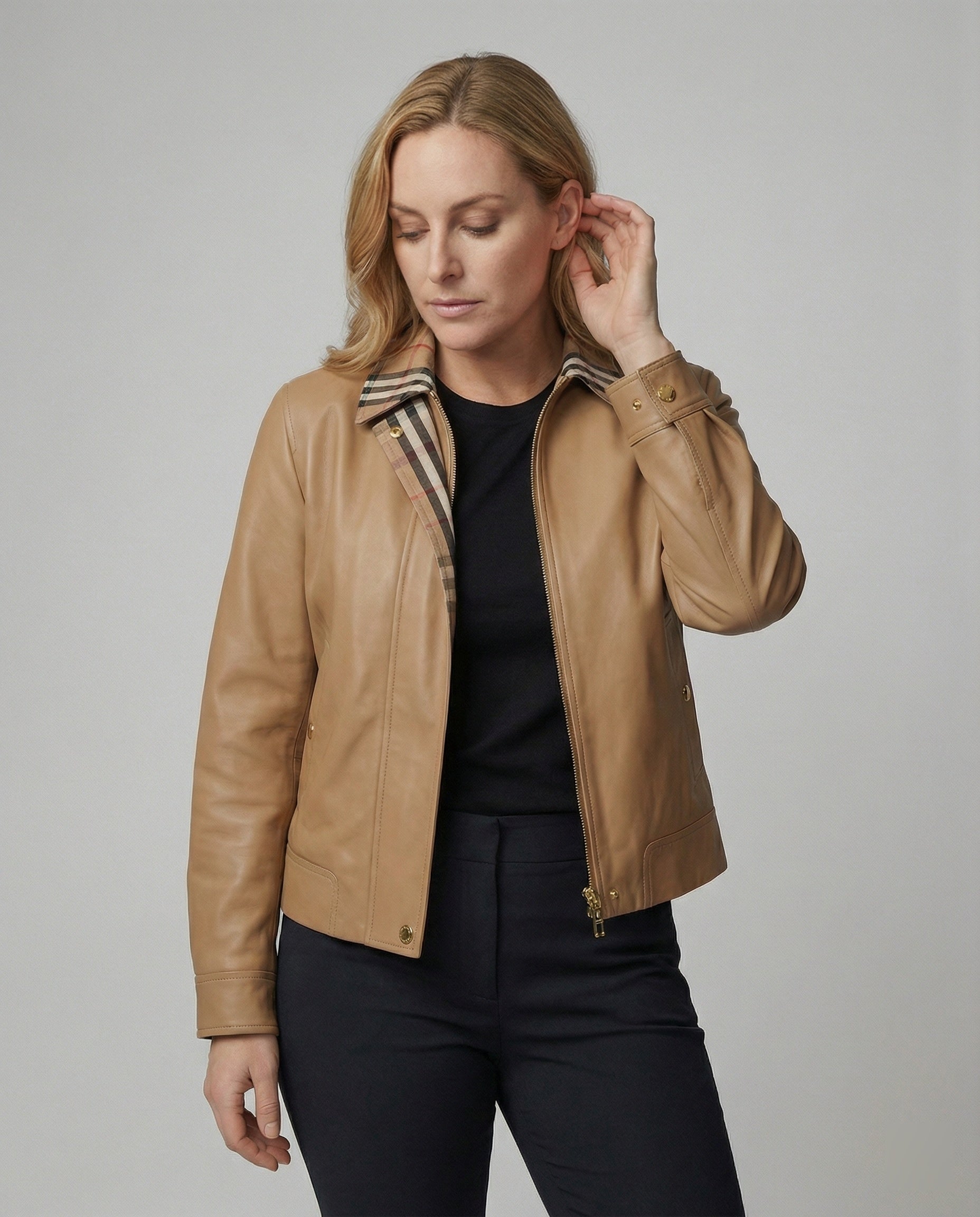 Taillierte Kurzjacke aus Kunstleder mit karierter Innenblende und Reißverschluss R&B