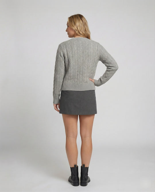 Taillierter Kurzcardigan mit geflochtener Strickstruktur und dekorativen Metallknöpfen R&B