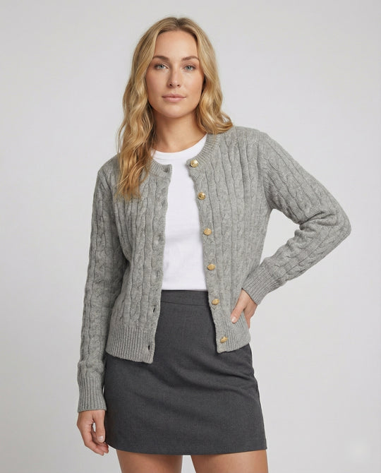 Taillierter Kurzcardigan mit geflochtener Strickstruktur und dekorativen Metallknöpfen R&B