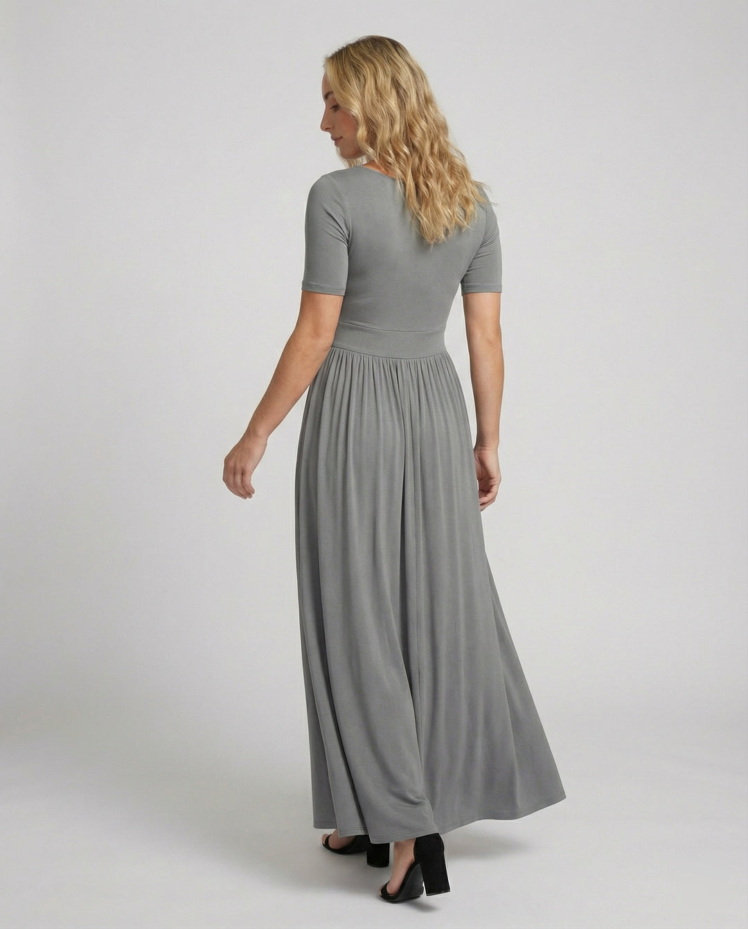 Tailliertes Maxikleid mit figurbetontem Oberteil, halbarmig und schwingendem Faltenrock R&B