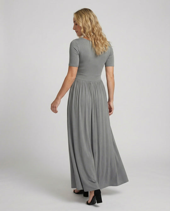 Tailliertes Maxikleid mit figurbetontem Oberteil, halbarmig und schwingendem Faltenrock R&B