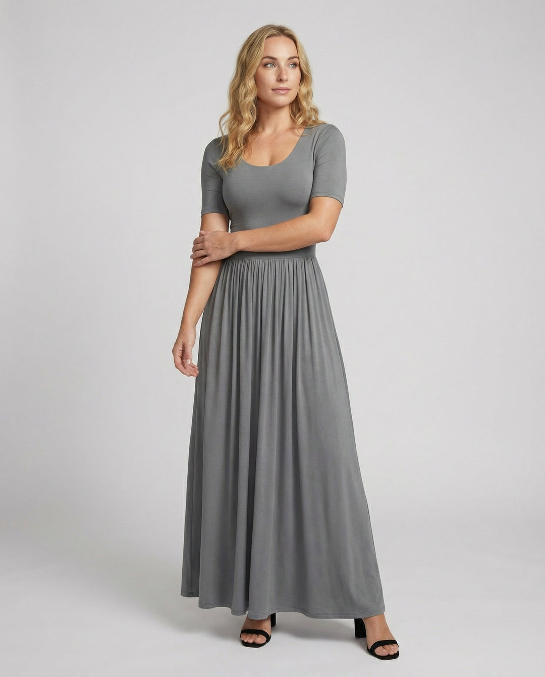 Tailliertes Maxikleid mit figurbetontem Oberteil, halbarmig und schwingendem Faltenrock R&B