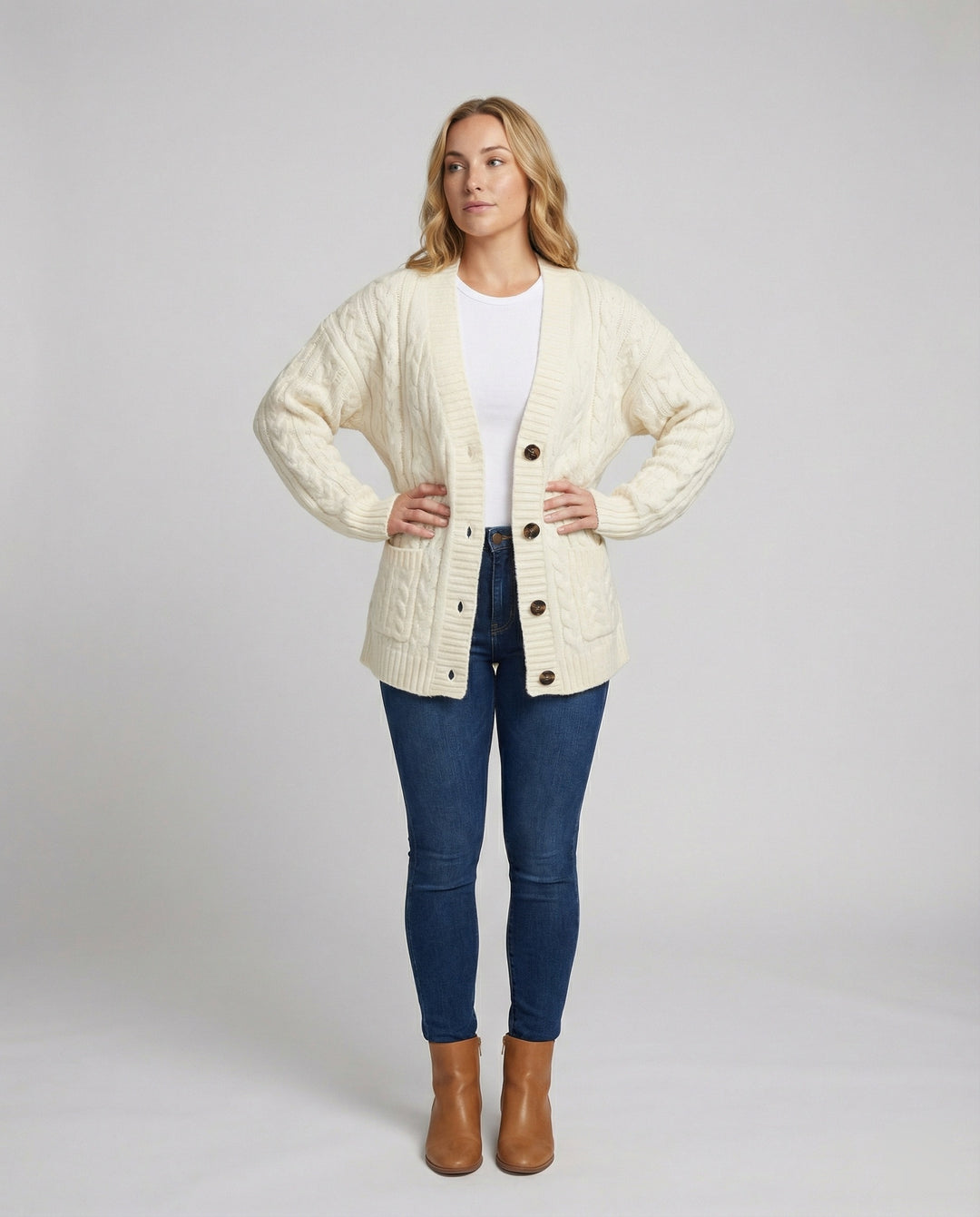 Übergroßer Zopfmuster-Cardigan mit V-Ausschnitt und markanter Knopfleiste R&B