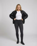 Urbaner Oversize Reißverschlussjacke aus veganem Glattleder mit weiten Raglanärmeln und elastischem Saum R&B